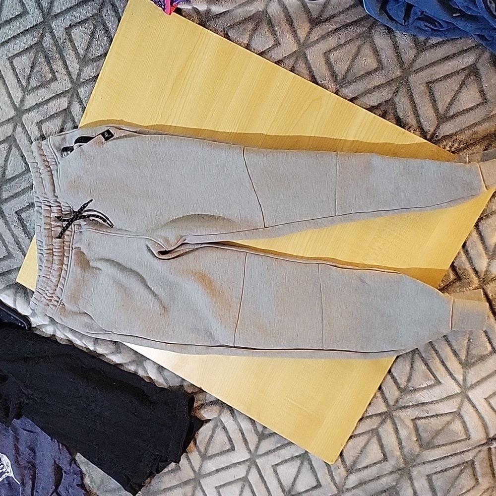 Boys grey sweatpants size 8/10 (Y med)